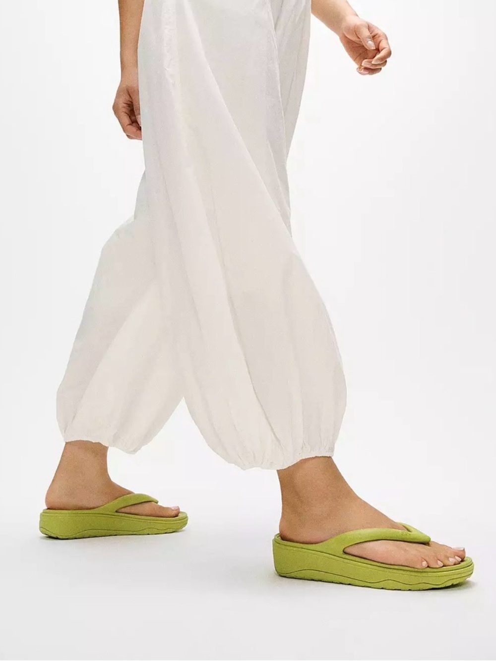 FITFLOP RELIEFF Metallic Recovery Toe-Post lemongrass Sandals Size 8 - Picture 2 of 11
